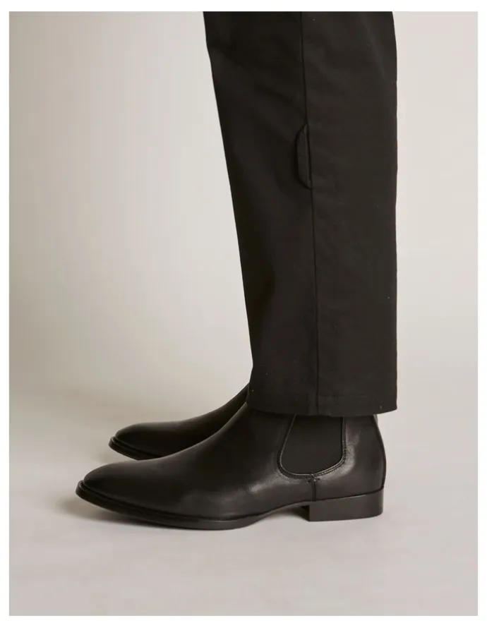 Aquila Dakota Leather Chelsea Boots in Black