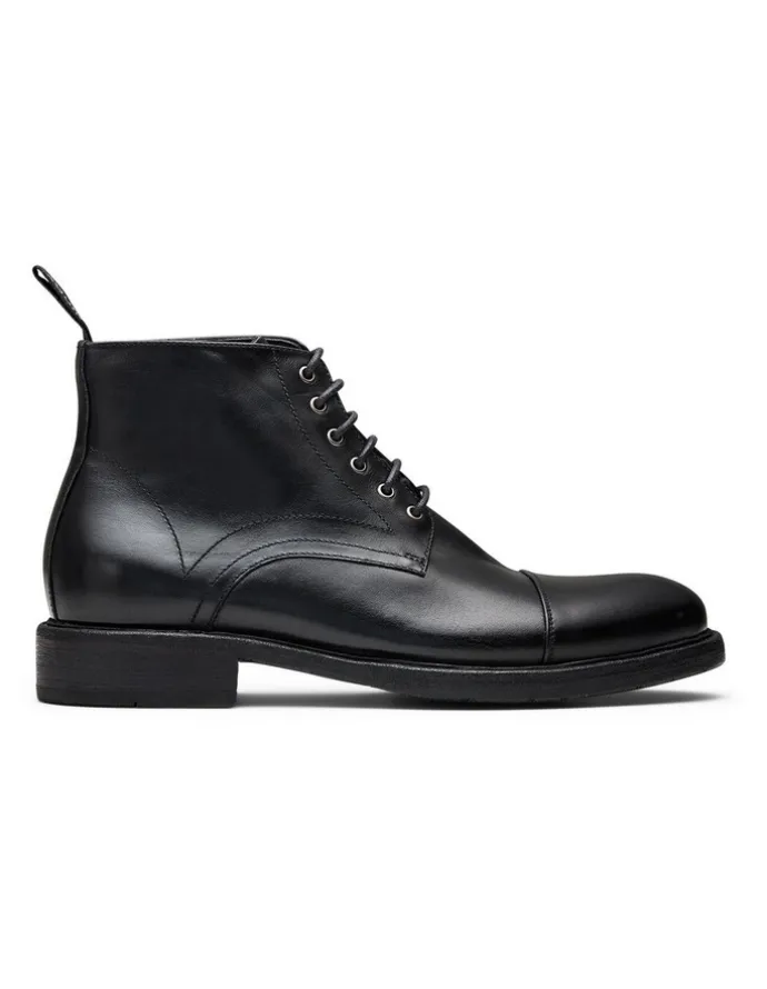 Aquila Redding Lace-Up Boots in Black