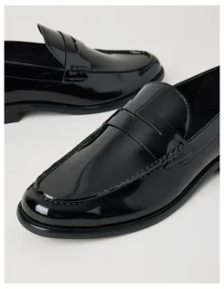 Blaq Logan Crinkle Toe Loafer in Black