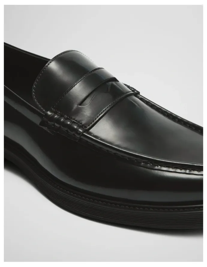 Country Road Wyatt Loafer in Black