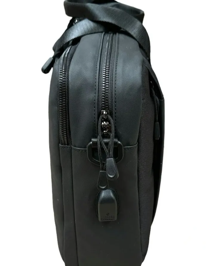Futura 15 Laptop Computer Bag With Usb Port in Black