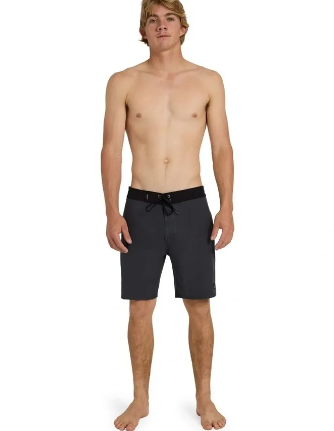 Quiksilver Surfsilk Street Trunk 18 Boardshorts In Black