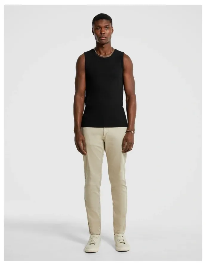 yd. Atwood Singlet in Black