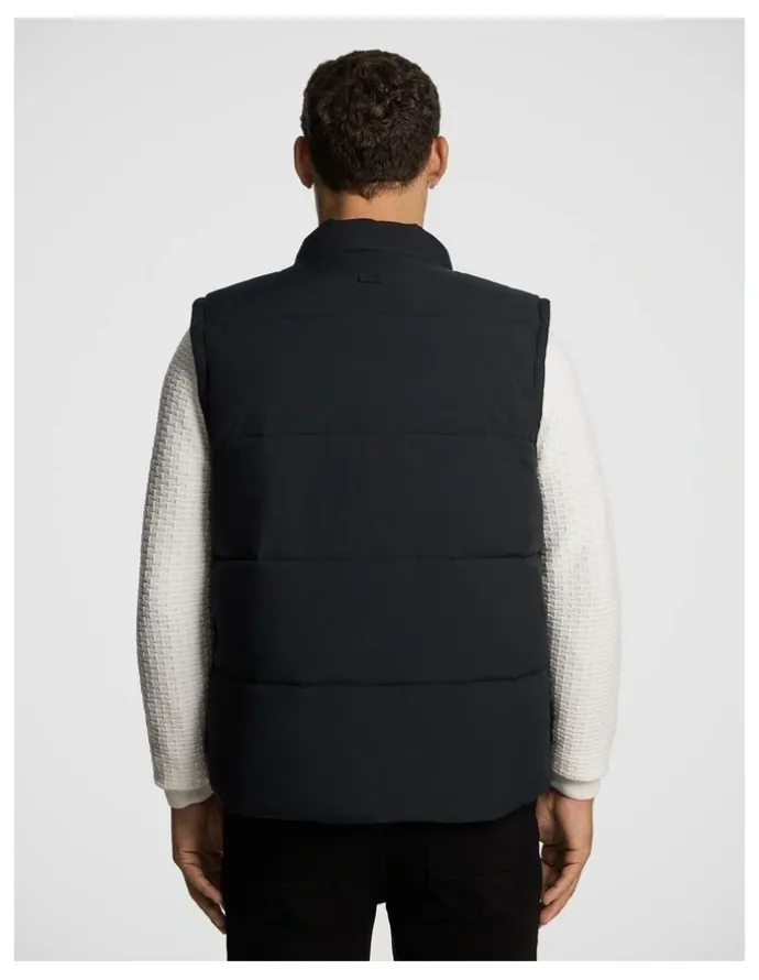 yd. Finn Reversible Vest in Black