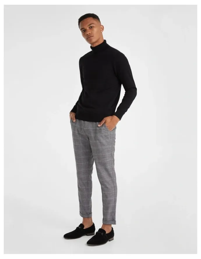 yd. Gillespie Roll Neck in Black