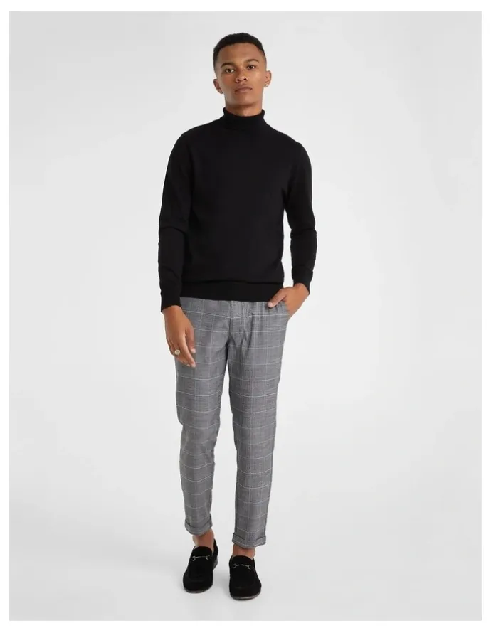 yd. Gillespie Roll Neck in Black